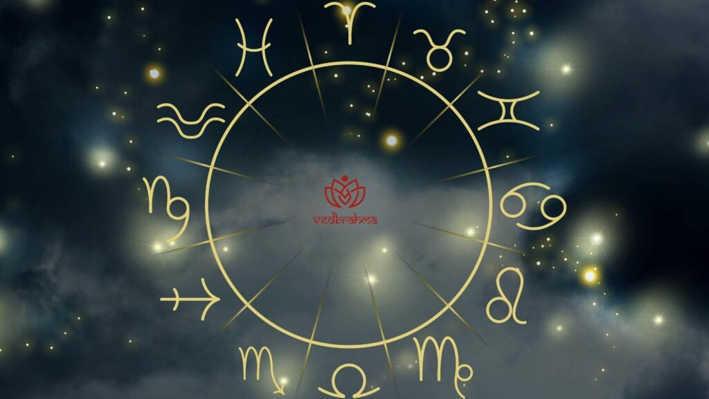 Aradhye Guruji, a business growth astrologer in Pune, explaining 2026 zodiac wealth predictions.